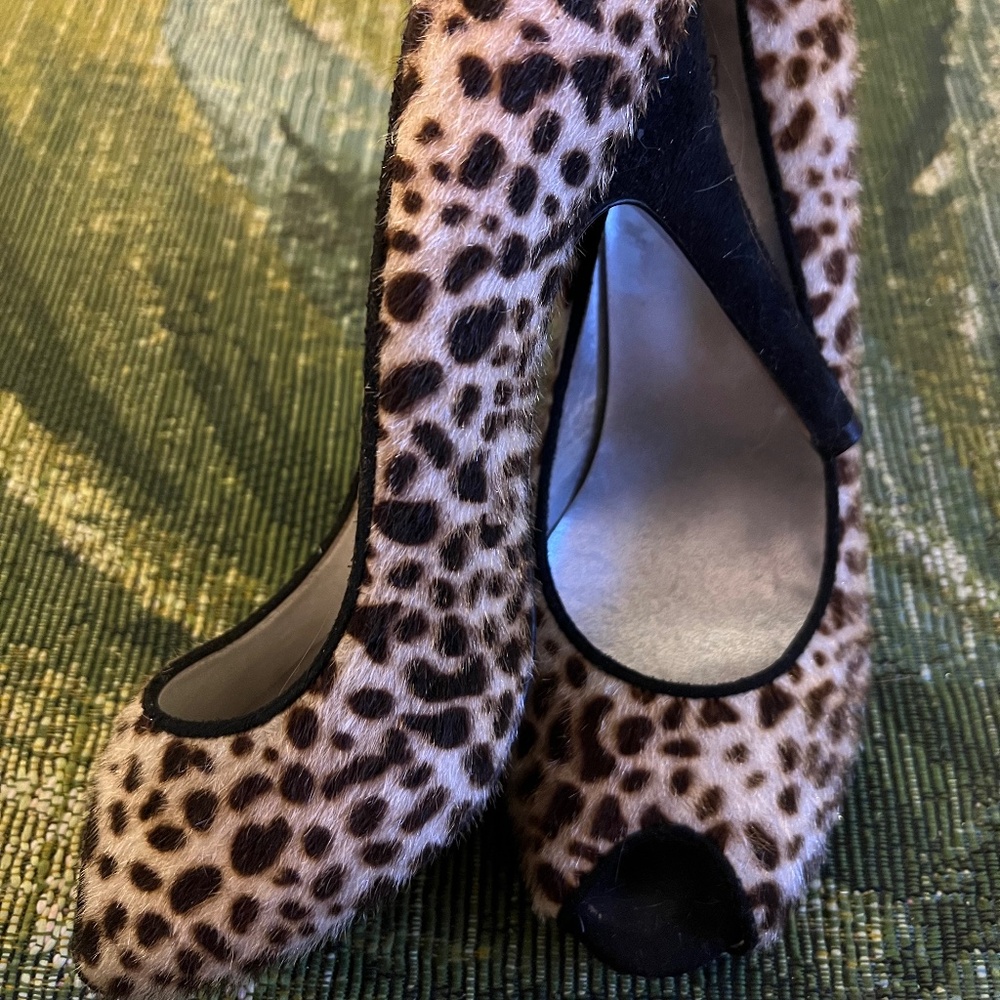 Vintage style faux fur leopard print peep toe heels